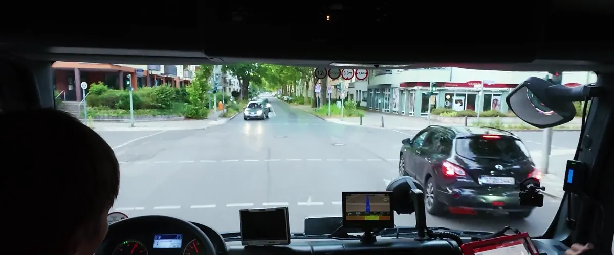 Blick aus dem Führerhaus eines Einsatzfahrzeugs der Berliner Feuerwehr