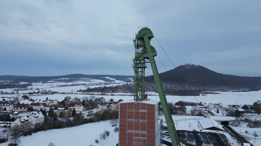 Förderturm im Schnee aus der Luft