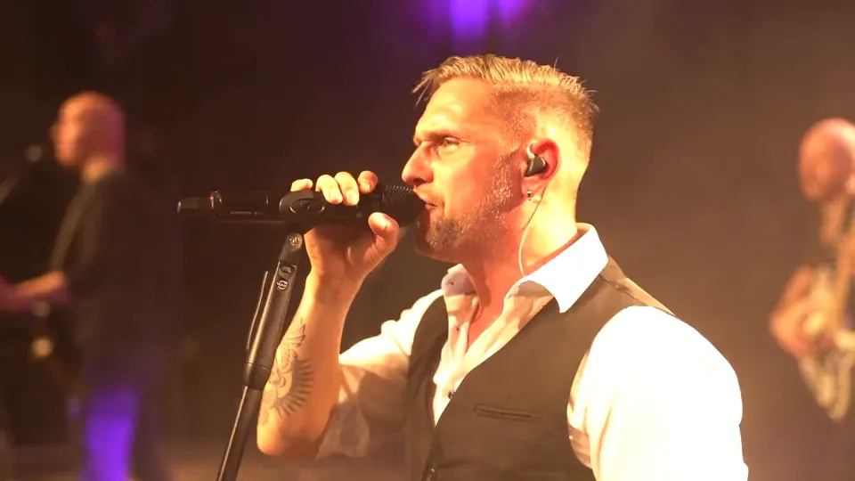 Voltbeat live, Sänger am Mikrofon
