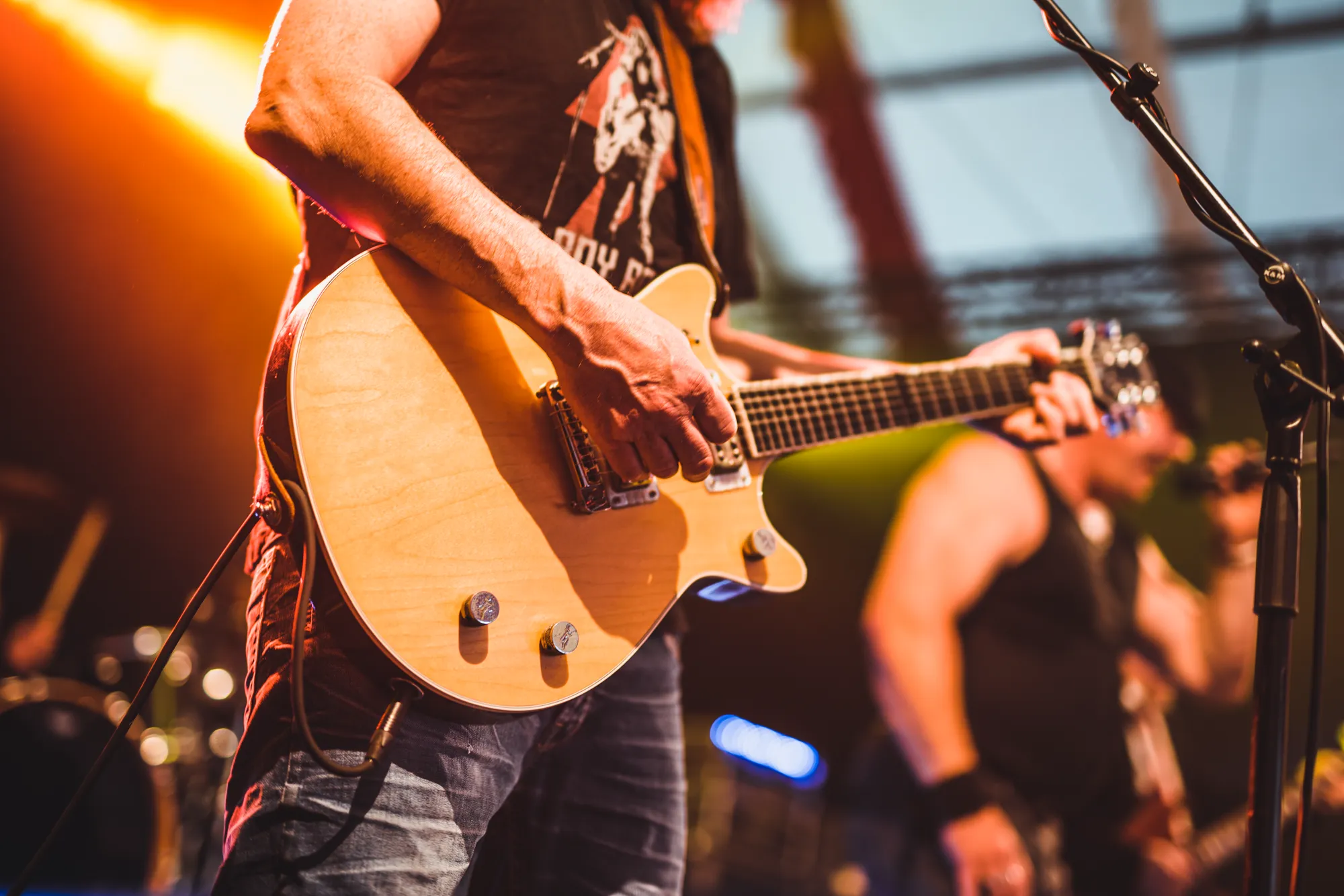 Gitarre in Nahaufnahme beim Konzert von ACID