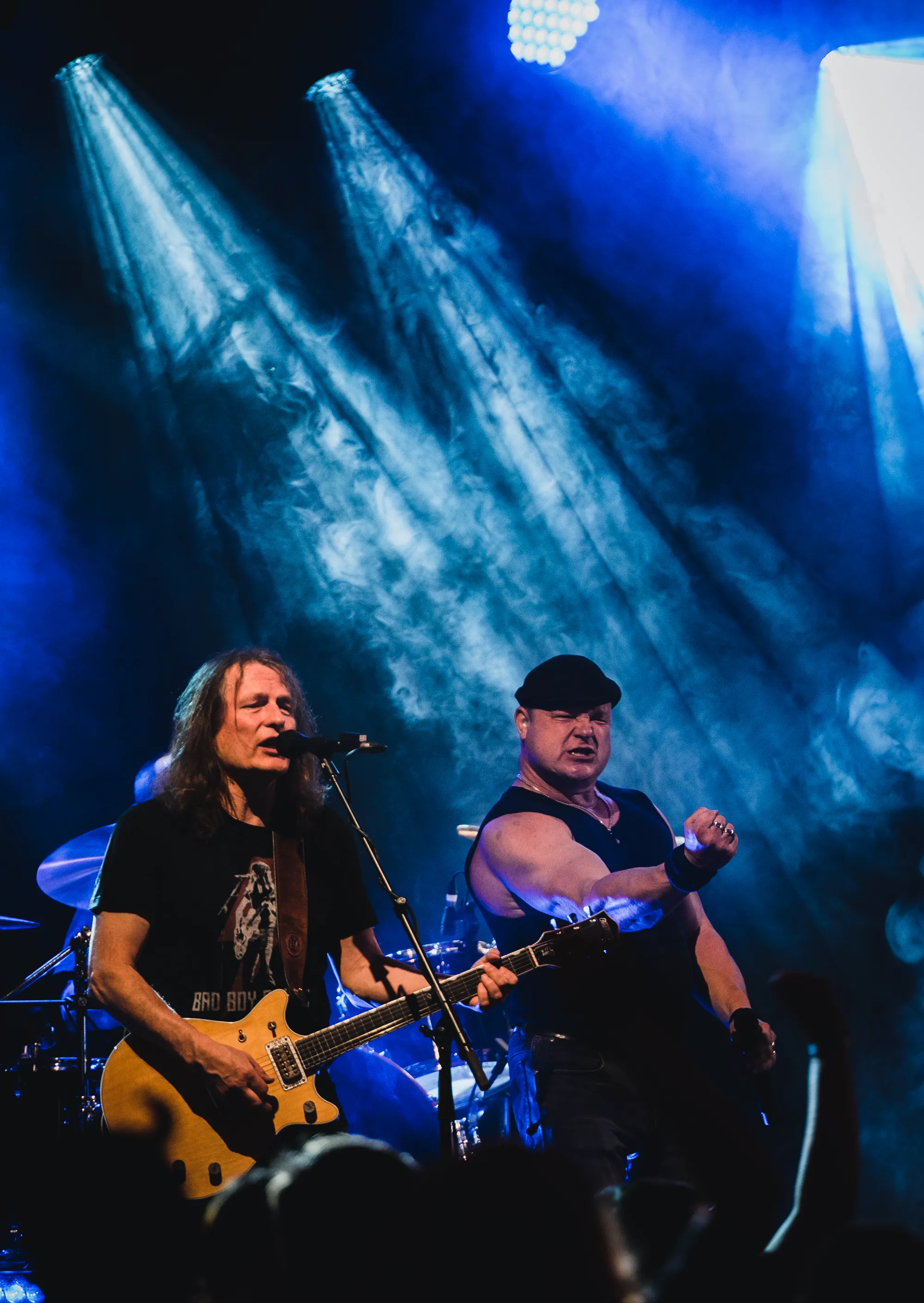 ACID live auf der Bühne im blauen Scheinwerferlicht