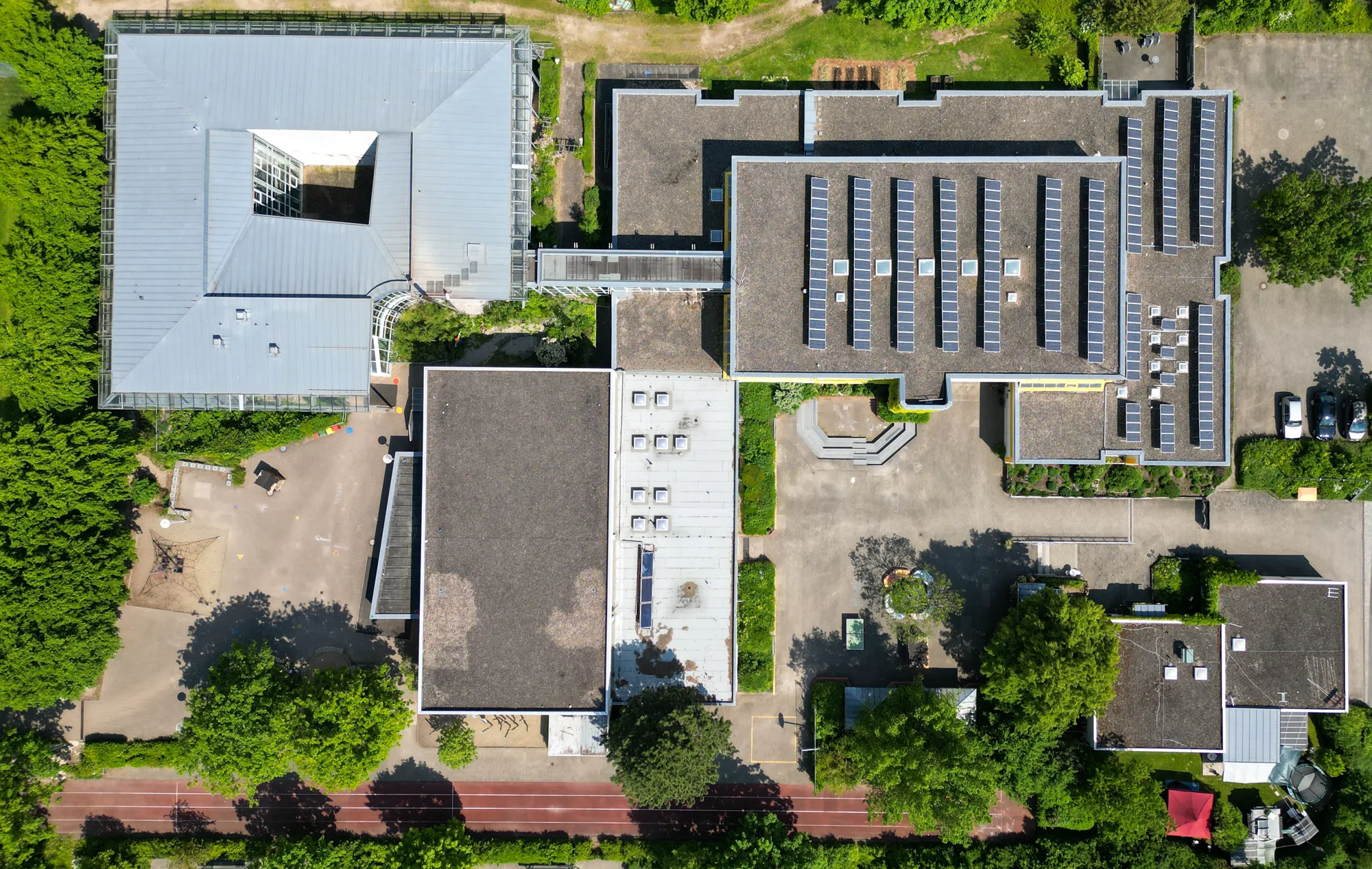 Schulgebäude aus der Luft, Drohnenaufnahme