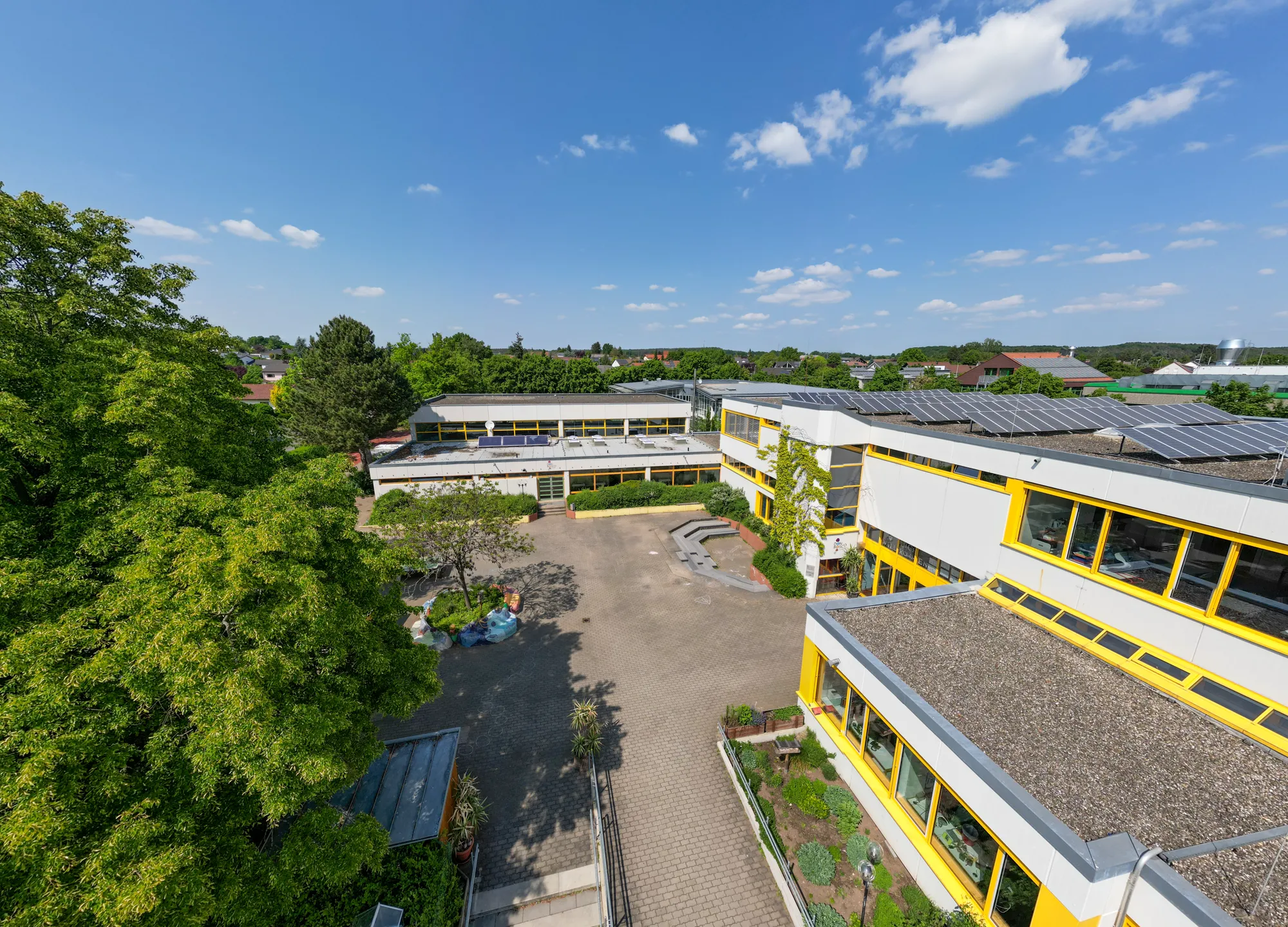 Schulgelände aus der Luft, Drohnenaufnahme